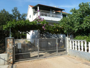 Apartments by the sea Vinisce, Trogir - 13648